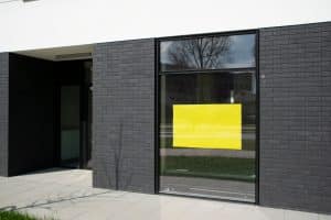 murs commerciaux à vendre facade briques grises et vitrine